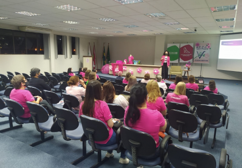 Ação de prevenção contra o câncer reúne mulheres na ACIAS em prol da Rede Feminina de Guaramirim
